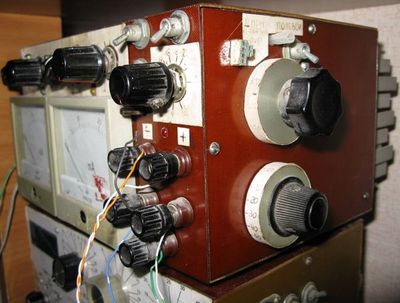 Испытатель транзисторов, встроенный в радиолюбительский лабораторный блок питания.