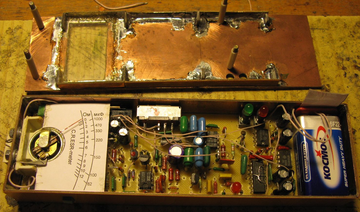 Вид на "печатную" плату измерителя ESR - R - C электролитических конденсаторов.